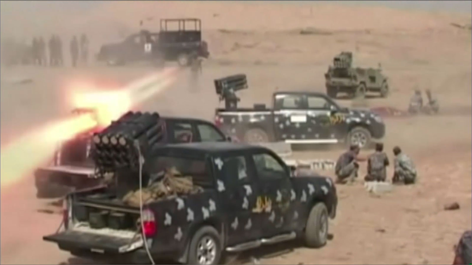 ‪قوات عراقية تقصف عناصر من تنظيم الدولة في اشتباكات سابقة في منطقة سامراء‬ (الجزيرة)
