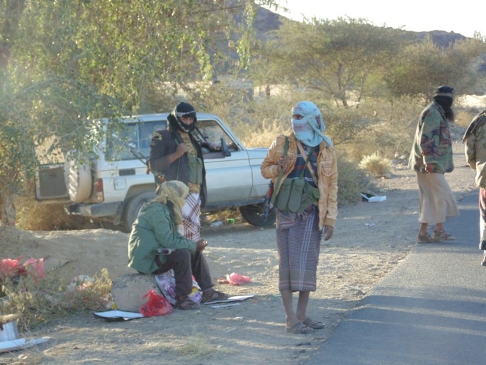 ‪عناصر من المقاومة الشعبية يحضرون لكمين لقوات الحوثي بالبيضاء‬ (الجزيرة نت)