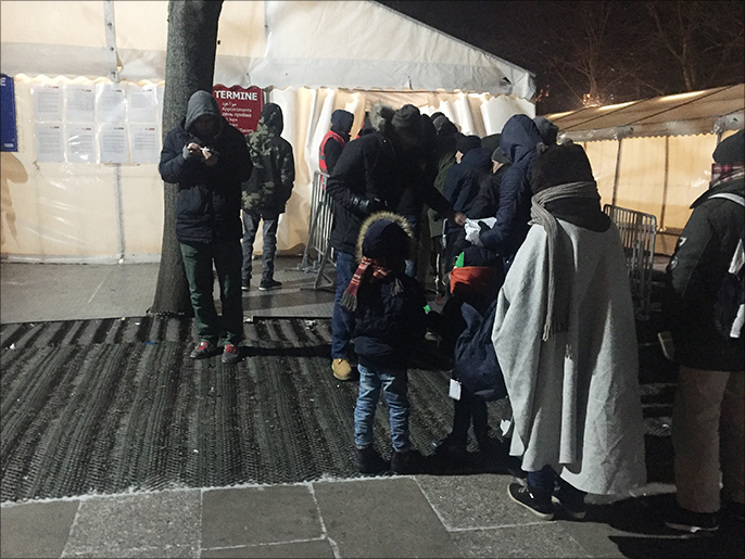 اللاجئون يصطفون بالصقيع من الرابعة صباحا لأخذ دور بالتسجيل أمام لاغيزو(الجزيرة نت)