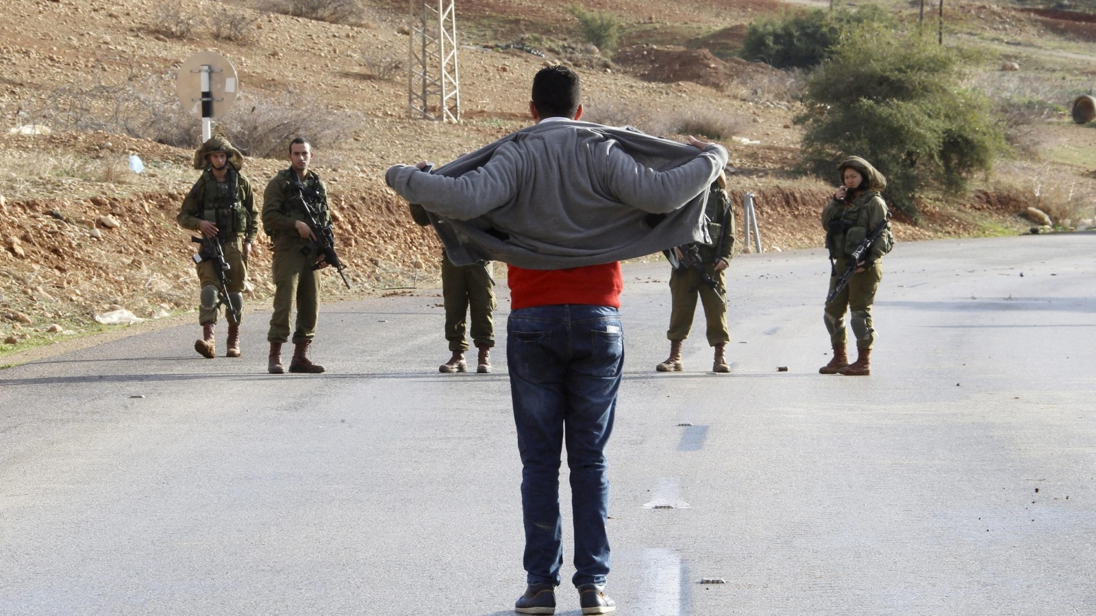 ‪شاب فلسطيني أعزل أمام دورية إسرائيلية‬ شاب فلسطيني أعزل أمام دورية إسرائيلية (الأوروبية)