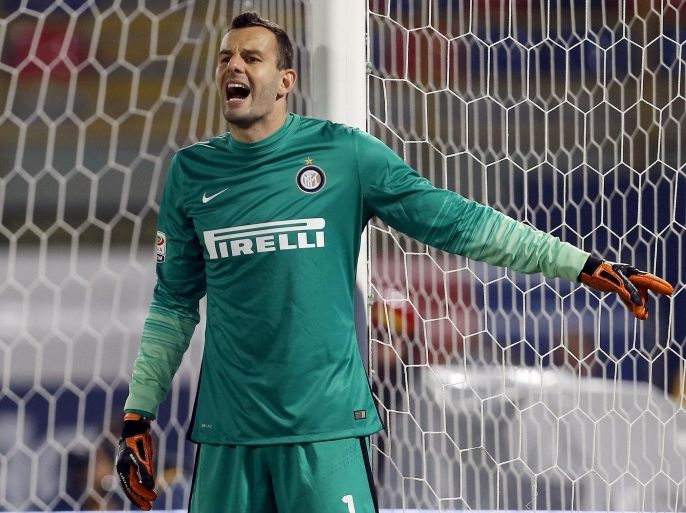 Inter Milan's goalkeeper Samir Handanovic gives instructions to his teammates during their Serie A soccer match against Bologna at the Renato Dall'Ara stadium in Bologna October 27, 2015. REUTERS/Giampiero Sposito