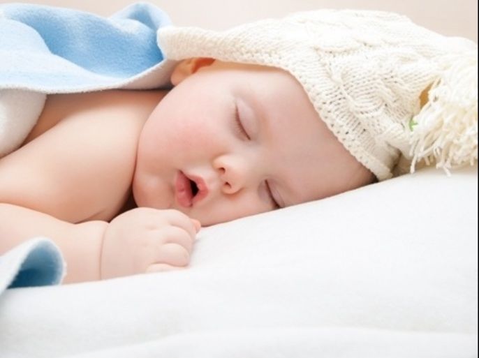 هل يستدعي نوم الطفل بعينين مفتوحتين قليلاً القلق
