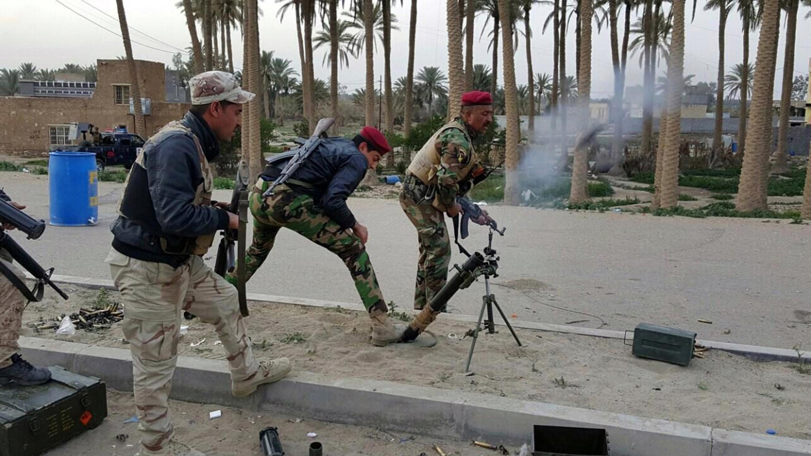 ‪جنود عراقيون يقصفون مواقع لتنظيم الدولة في الرمادي أثناء مواجهات جرت السبت الماضي‬ (أسوشيتد برس)