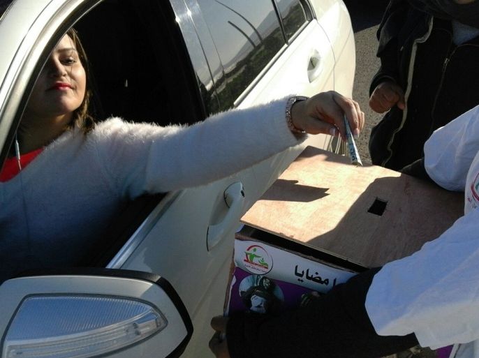 لبنانية تتبرع لحملة إغاثة مضايا