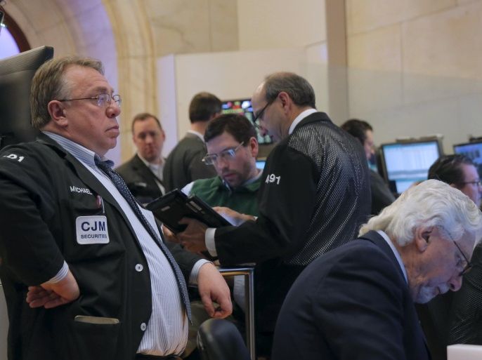Traders work on the floor of the New York Stock Exchange (NYSE) shortly before the closing bell in New York January 4, 2016. U.S. stocks tumbled on Monday, putting the Dow on track for its worst start to a year since 1932 after weak Chinese economic data fanned fears of a global slowdown. REUTERS/Lucas Jackson