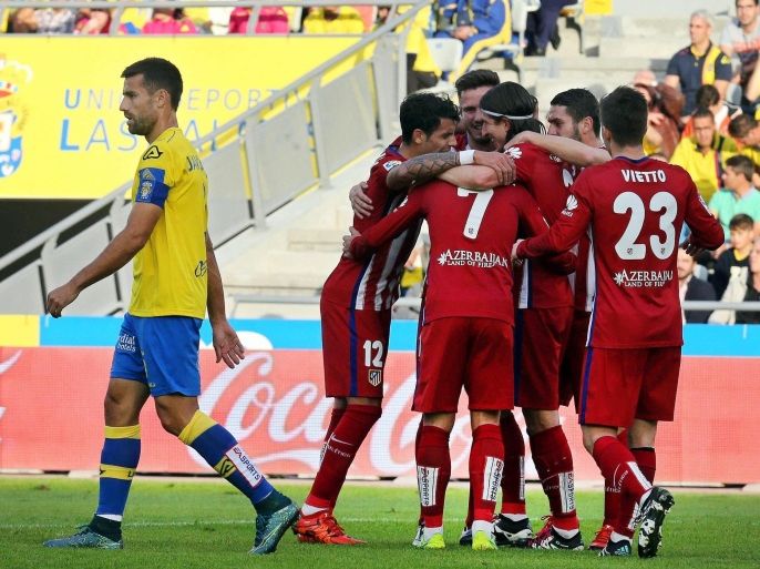 Atletico Madrid's Brazilian player Filipe Luis (3-R) celebrates with teammates after scoring the 1-0 lead during the Spanish Primera Division soccer match between UD Las Palmas and Atletico Madrid in Las Palmas de Gran Canaria, Canary Islands, Spain, 17 January 2016.