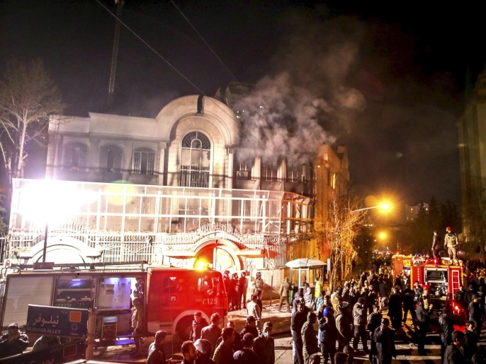 ‪(رويترز‬ متظاهرون إيرانيون أقدموا على إحراق السفارة السعودية في طهران وقنصليتها في مشهد 