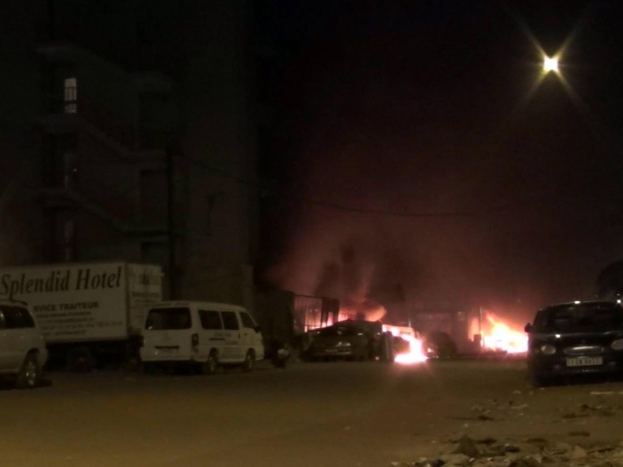 المسلحون أضرموا النار في السيارات خارج الفندق في واغادوغو وقت الهجوم (أسوشيتد برس)