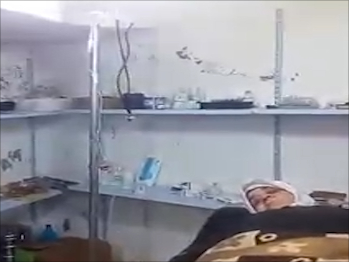 ‪مستشفى ميداني في بلدة مضايا المحاصرة يغص بالمرضى وسط نقص في المعدات والأدوية‬ (ناشطون)