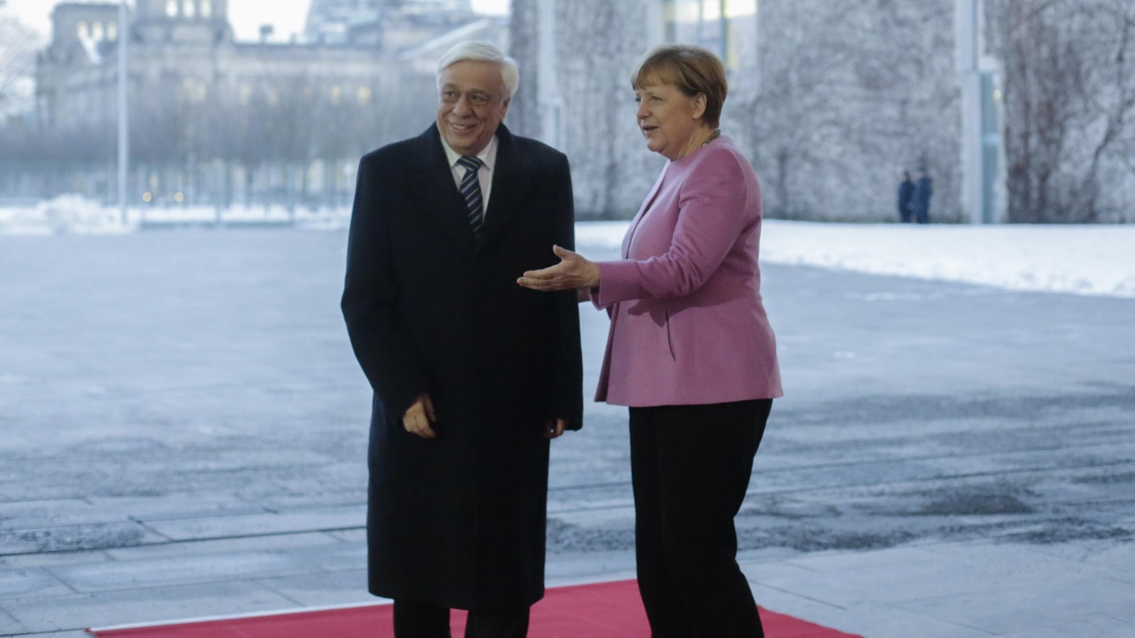 الرئيس اليوناني بروكوبيس بافلوبولو أثناء لقائه في برلين مع المستشارة أنجيلا ميركل  (أسوشيتد برس)