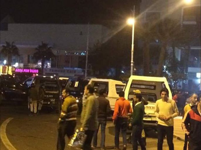 نشرت مواقع إخبارية صورا ثابتة من أمام فندق "فيلا فيستا" جنوب مدينة الغردقة، والذي تعرض لهجوم من قبل مسلحين قبل قليل.