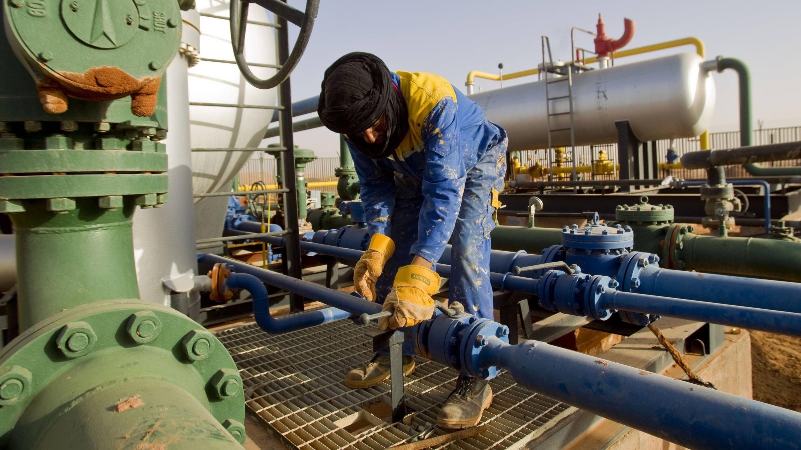 إيرادات الجزائر السنوية من النفط والغاز تراجعت بنحو 50% في عام 2015 (رويترز-أرشيف)