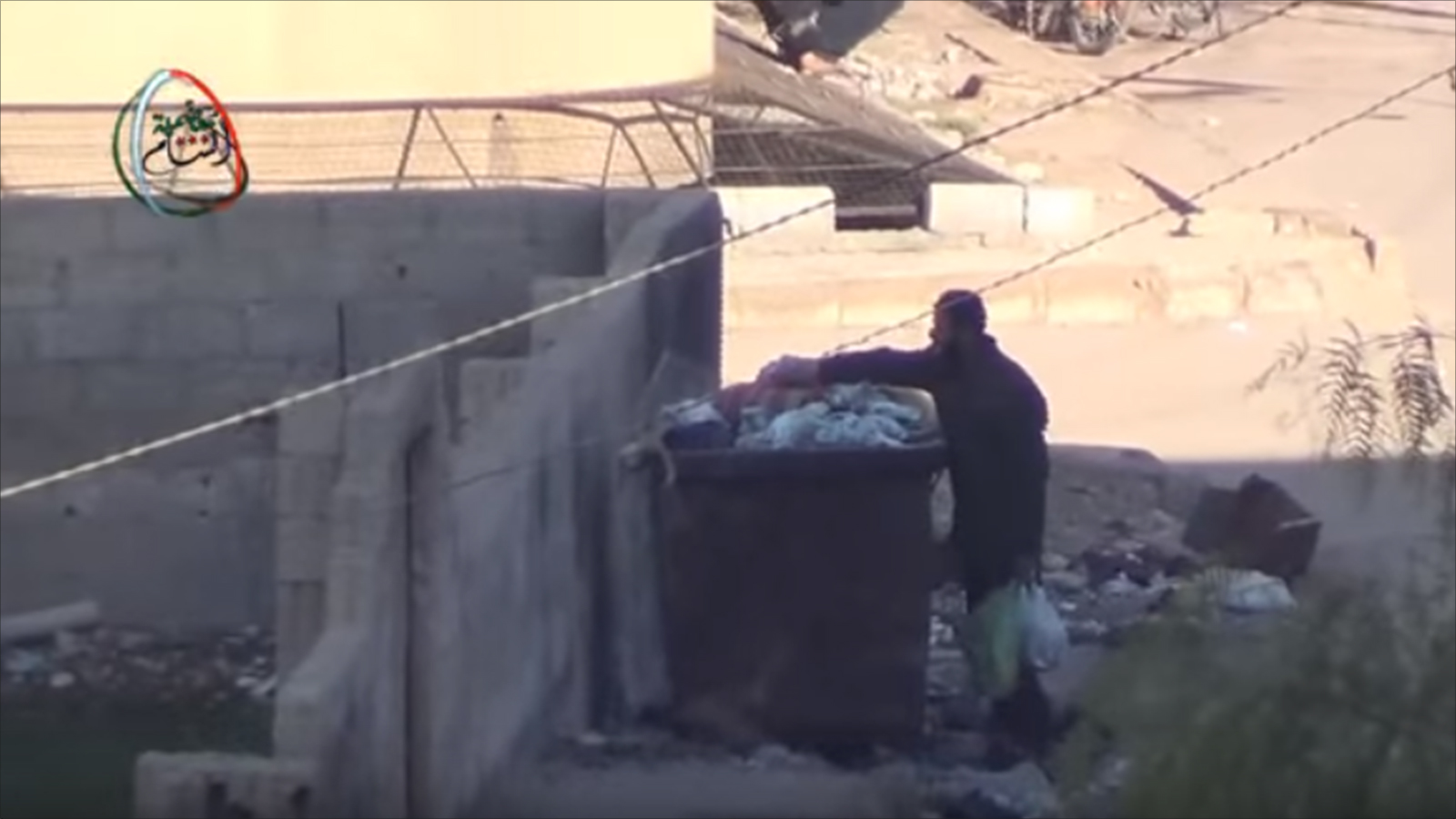 ‪يبحث عما يسد الرمق في حاويات القمامة بمعضمية الشام‬ (ناشطون)