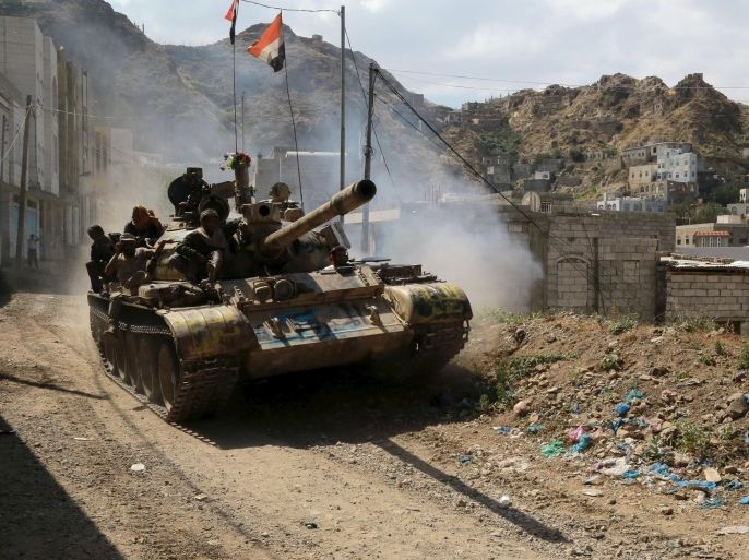 Soldiers loyal to Yemen's government ride atop a tank in the country's southwestern city of Taiz December 16, 2015. REUTERS/Stringer EDITORIAL USE ONLY. NO RESALES. NO ARCHIVE
