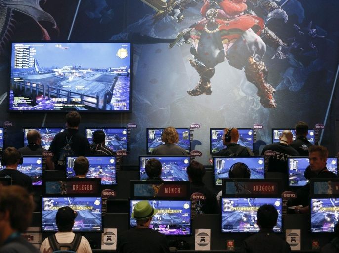 Visitors play the "Final Fantasy XIV: A Realm Reborn" video game at an exhibition stand during the Gamescom 2014 fair in Cologne August 13, 2014. The Gamescom convention, Europe's largest video games trade fair, runs from August 13 to August 17. REUTERS/Ina Fassbender (GERMANY - Tags: ENTERTAINMENT SOCIETY BUSINESS)