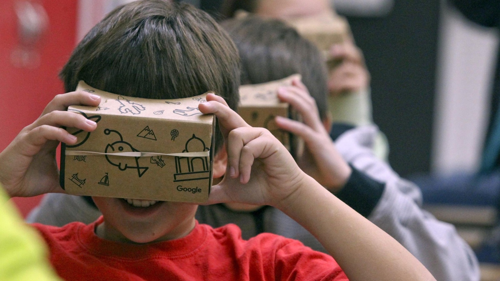 ‪بعد نظارة كاردبورد تعتزم غوغل طرح الجيل الثاني من نظارات الواقع الافتراضي‬ (أسوشيتد برس)