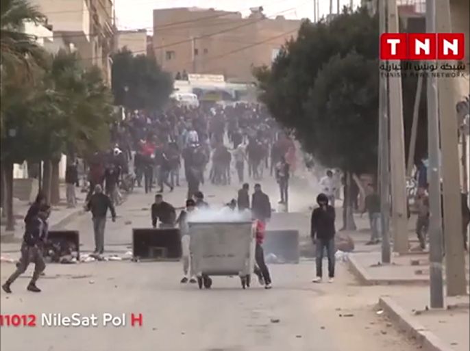 تونس تعلن حظر التجوال في مدينة القصرين بعد مناوشات بين الأمن ومتظاهرين يطالبون بتوفير وظائف
