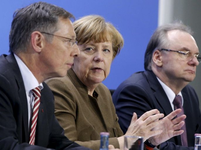 Bremen's mayor Carsten Sieling (L-R), German Chancellor Angela Merkel and State Premier Reiner Haseloff of Saxony-Anhalt address a news conference after a meeting with state premiers at the Chancellery in Berlin, Germany, January 28, 2016. REUTERS/Fabrizio Bensch