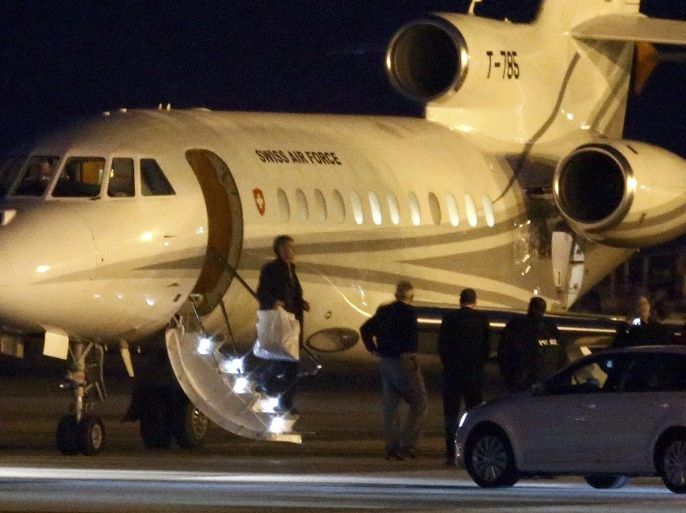 People walk off a plane carrying three Iranian-Americans, who left Tehran under a prisoner swap, after it landed at Cointrin airport in Geneva, Switzerland January 17, 2016. REUTERS/Denis Balibouse