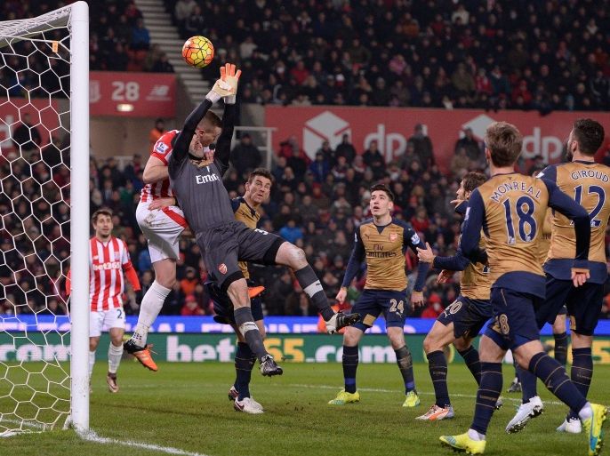 REB5480 - Stoke on Trent, Staffordshire, UNITED KINGDOM : Arsenal's Czech goalkeeper Petr Cech (C) jumps to make a save during the English Premier League football match between Stoke City and Arsenal at the Britannia Stadium in Stoke-on-Trent, central England on January 17, 2016. AFP PHOTO / OLI SCARFF