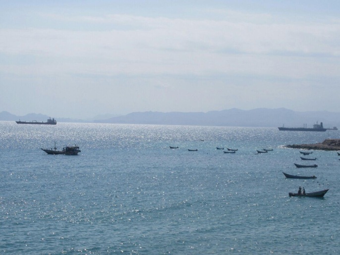 سفن قرب ساحل مدينة المكلا تنتظر الدخول إلى الميناء (الجزيرة نت)