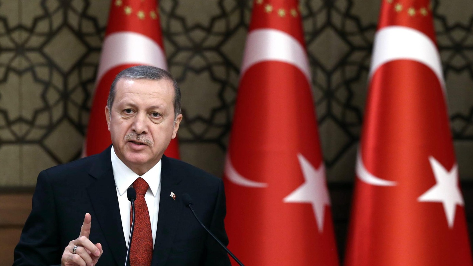 ‪أردوغان رفض التوقف عن قصف المليشيات الكردية بسوريا رغم اعتراض واشنطن‬ (أسوشيتد برس)