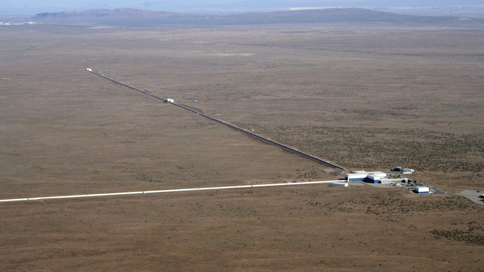 ‪صورة جوية لمرصد ليغو في واشنطن الذي يتألف من نفقين طول كل منهما أربعة كيلومترات‬ (رويترز)