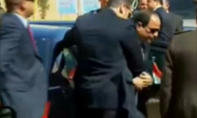 سيارة السيسي على السجاد الأحمر.. استياء النشطاء