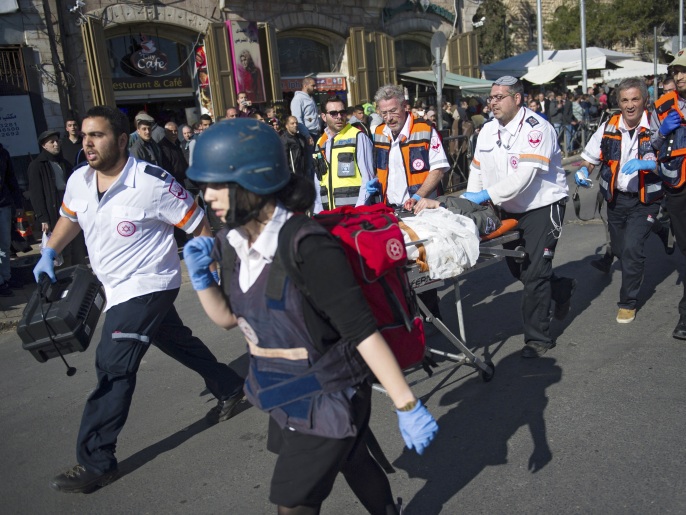 إسرائيليون ينقلون أحد المصابين بعملية للمقاومة الفلسطينية في البلدة القديمة بالقدس (الأوروبية)