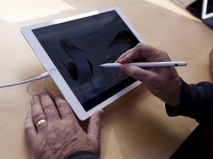 A man uses an Apple Pencil on an Apple iPad Pro at the Apple Store in Palo Alto, California November 13, 2015. REUTERS/Stephen Lam