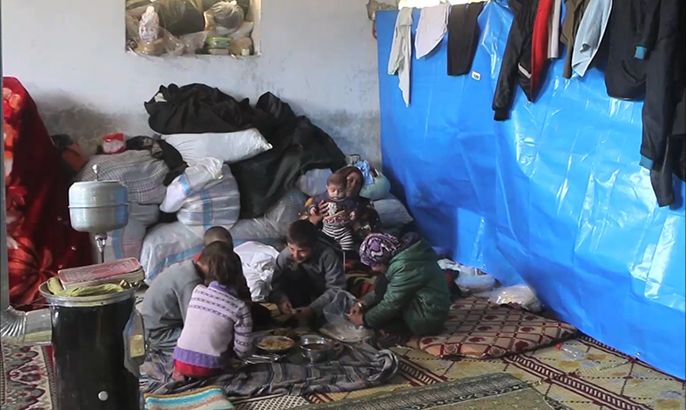 ظروف صعبة لعائلات سورية تعيش بحظائر حيوانات