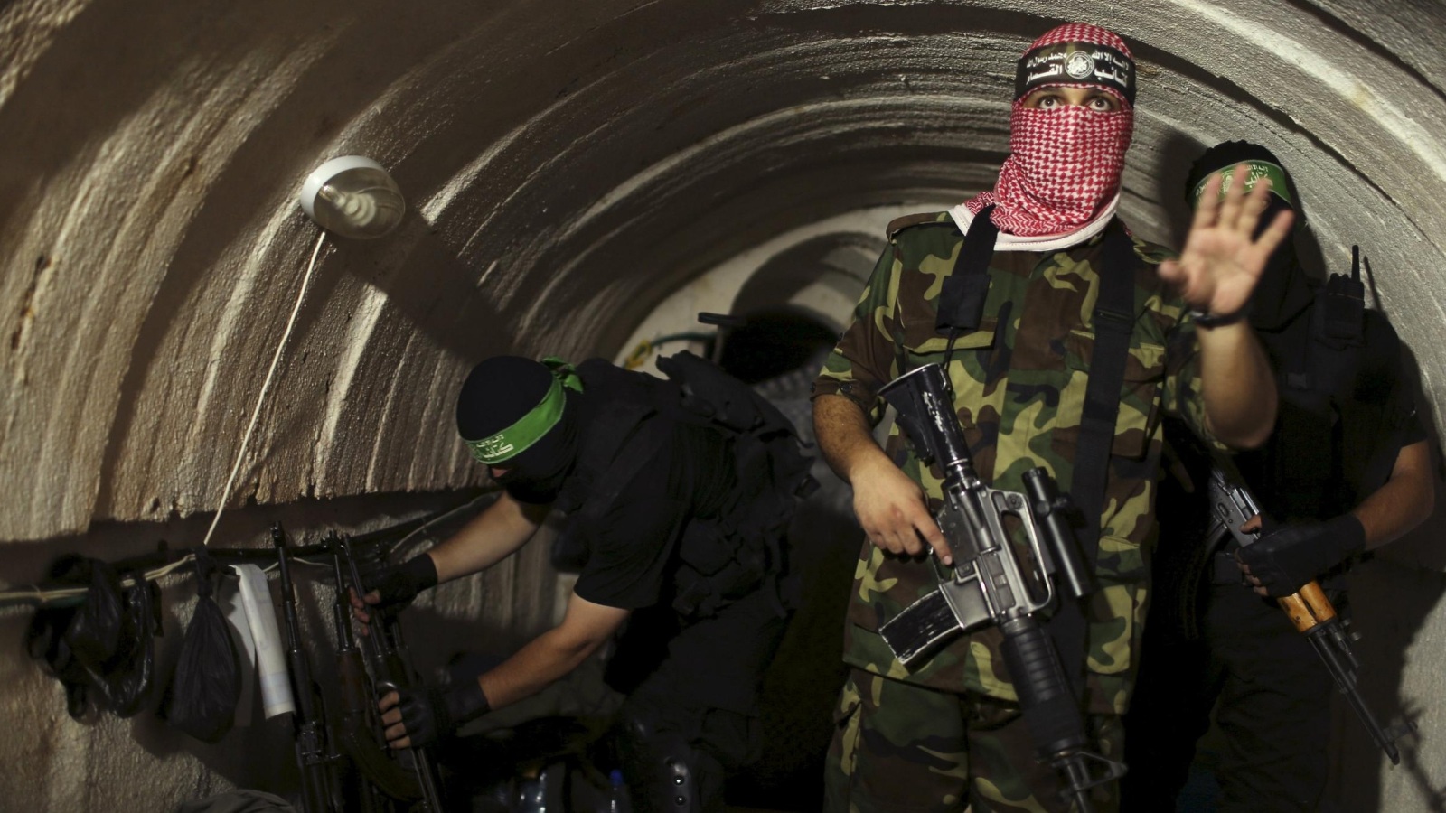 عناصر من كتائب عز الدين القسام داخل نفق بقطاع غزة (رويترز)