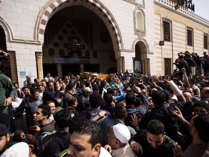 مشيعون يحملون نعش المواطن القتيل بعد أن صلوا عليه بمسجد السيدة نفيسة بالقاهرة (أسوشيتد برس)