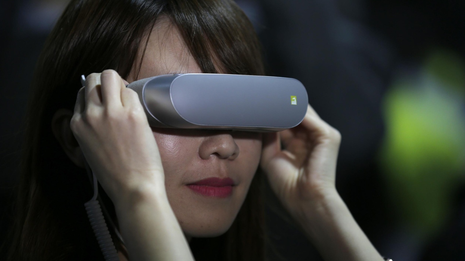 ‪ملحقات الهواتف الذكية مثل نظارة الواقع الافتراضي، شهدت حضورا كبيرا في مؤتمر الجوال العالمي‬ (أسوشيتد برس)