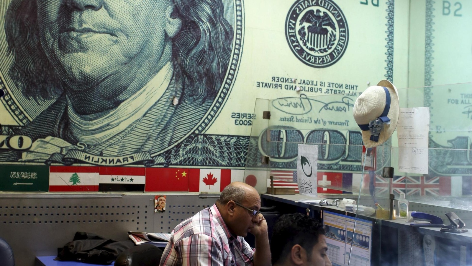 شح الدولار أثر على قدرة مصر على شراء سلع أساسية من الخارج ()