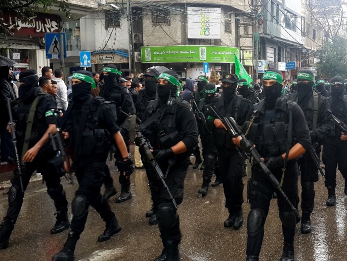 ‪عناصر من كتائب القسام الجناح العسكري لحركة حماس أثناء عرض عسكري في 2015‬ (الجزيرة)