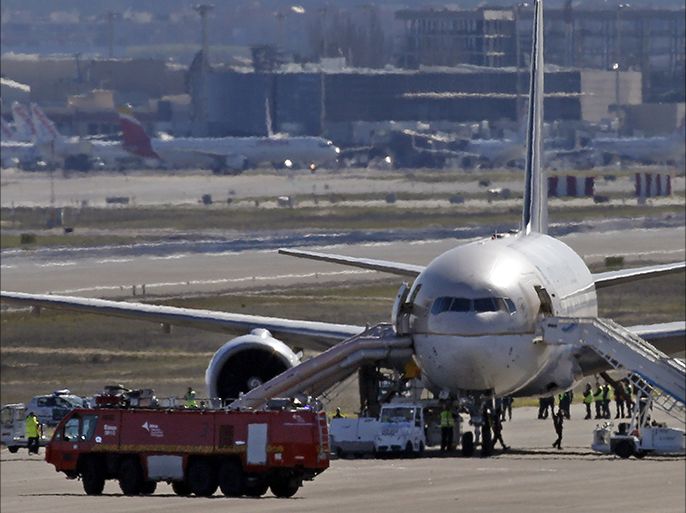 Saudi Arabian Airlines flight SVA 226 remains isolated in Adolfo Suarez-Madrid Barajas airport after evacuating 97 passengers and 15 crew members following a bomb threat on February 4, 2016, in Barajas, 10 km from Madrid. Passengers on a flight to Riyadh from Madrid were evacuated from the plane today after a note that read "11:30 bomb" was found pinned to the inside of the aircraft with a knife, police said. AFP PHOTO / PEDRO ARMESTRE
