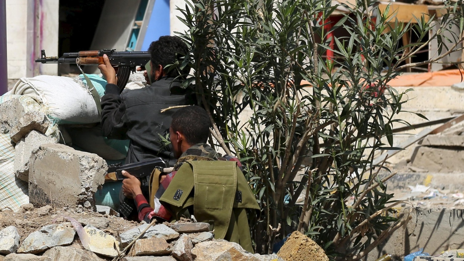 ‪مقاتلان من القوات الموالية للرئيس هادي في موقع بمدينة تعز‬ (رويترز)