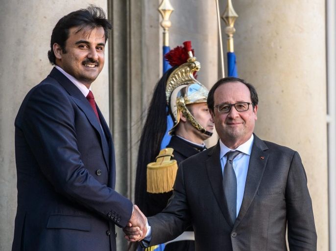 French president Francois Hollande (R) welcomes Emir of Qatar Sheikh Tamin Bin Hamad Al Thani (L) prior to their meeting at the Elysee Palace in Paris, France, 16 February 2016.