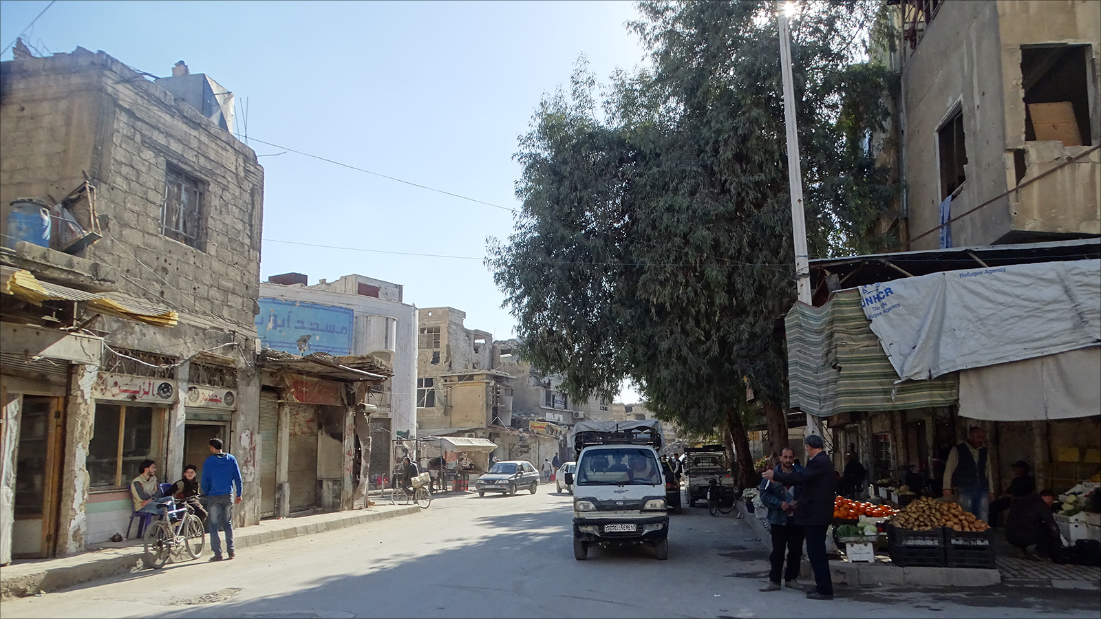 حي القابون شرق دمشق في ثاني أيام الهدنة وتبدو حركة في السوق (الجزيرة نت)