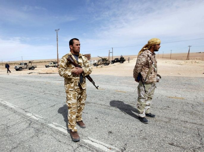 Libyan soldiers man a checkpoint in Wadi Bey, west of the Islamic State-held city of Sirte, February 23, 2016. REUTERS/Ismail Zitouny.