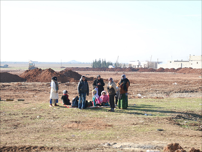 إحدى العائلات النازحة من مناطق سيطرة تنظيم الدولة إلى ريف مدينة إعزاز (الجزيرة نت)