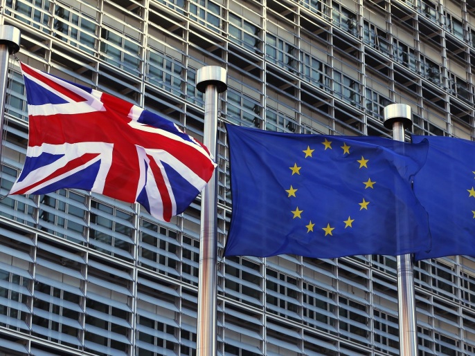 ‪العلم البريطاني (يسار) بجانب علم الاتحاد الأوروبي‬ العلم البريطاني (يسار) بجانب علم الاتحاد الأوروبي (رويترز)