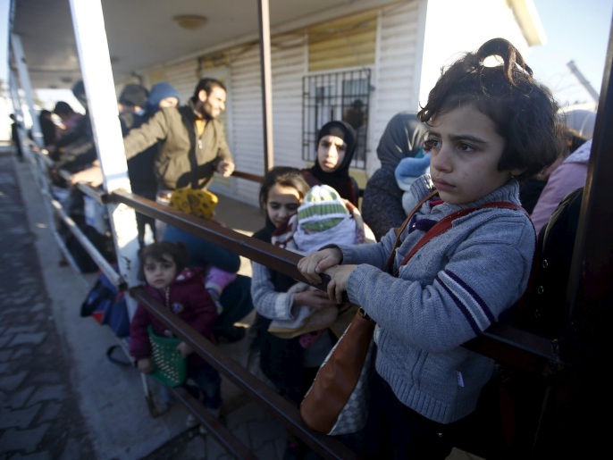 سوريون عند معبر أونجو بينار(رويترز)