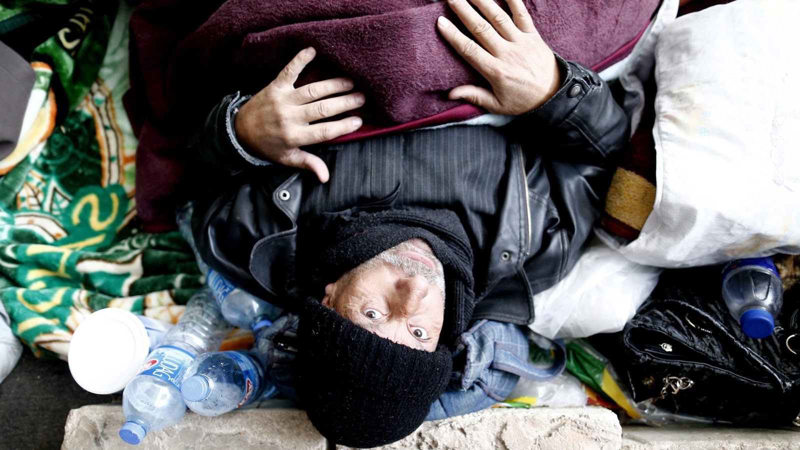 النازحون يعيشون في العراء بلا مأوى في ظل أحوال جوية سيئة (الأوروبية)