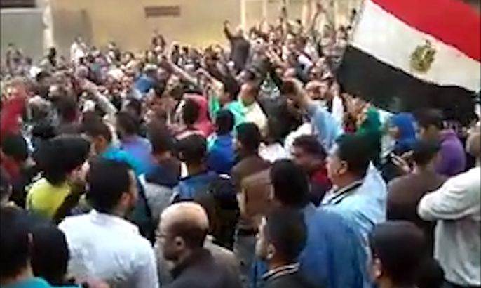 محتجون يتظاهرون أمام مديرية أمن القاهرة