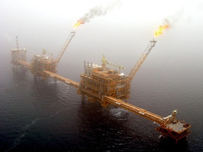 Gas flares from an oil production platform at the Soroush oil fields in the Persian Gulf, 1,250 km (776 miles) south of the capital Tehran from this July 25, 2005 file photo. To match IRAN-OIL/POLITICS REUTERS/Raheb Homavandi/Files