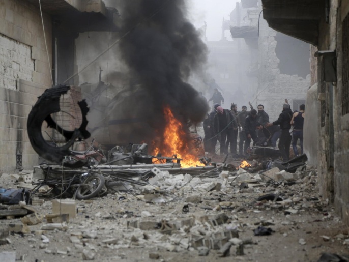 ‪‬ آثار قصف على معرة النعمان بإدلب يقول ناشطون إن طائرة روسية هي من نفذته(رويترز)