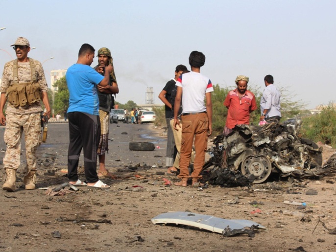 يمنيون في موقع انفجار سابق في مدينة عدن(أسوشيتد برس)