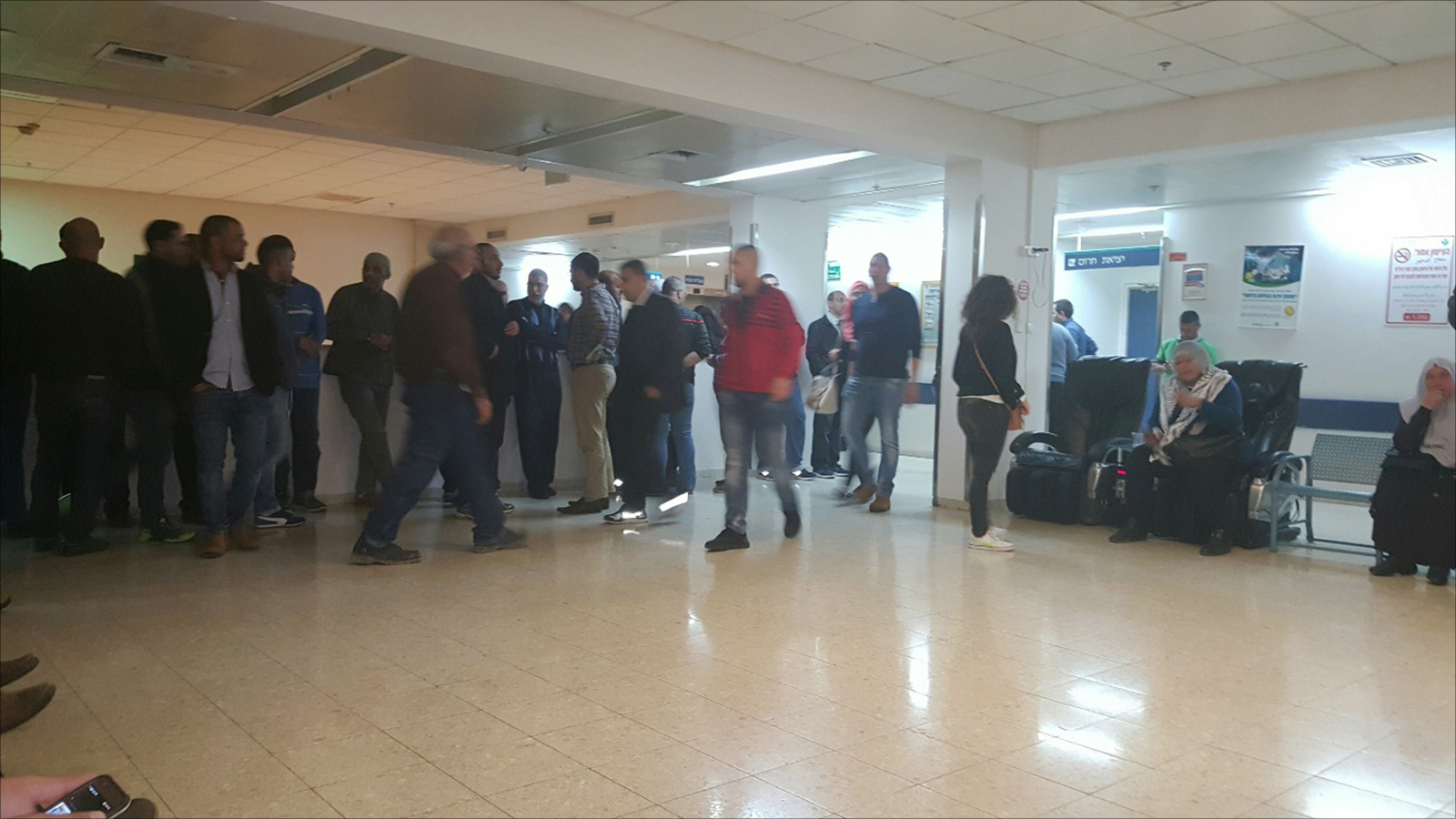 متضامنون من فلسطينيي 48 في مستشفى العفولة قبالة غرفة القيق (الجزيرة)